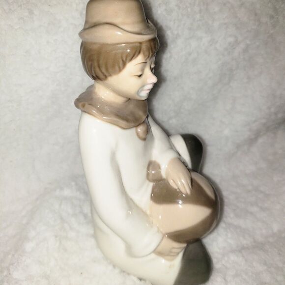 Dalia Handcrafted Porcelain Clown with Ball - Picture 5 of 6